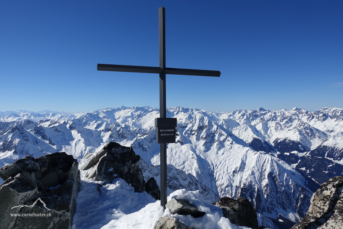 Gipfelkreuz auf dem Oberalpstock 3328m.