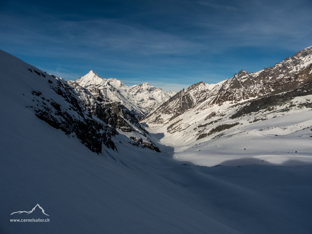 Fast auf der ganen Abfahrt haben wir das Weisshorn 4506m vor uns....