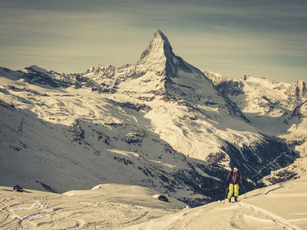 Beim Aufstieg bei bester Kulisse, rechts neben dem Matterhorn noch der Mond.