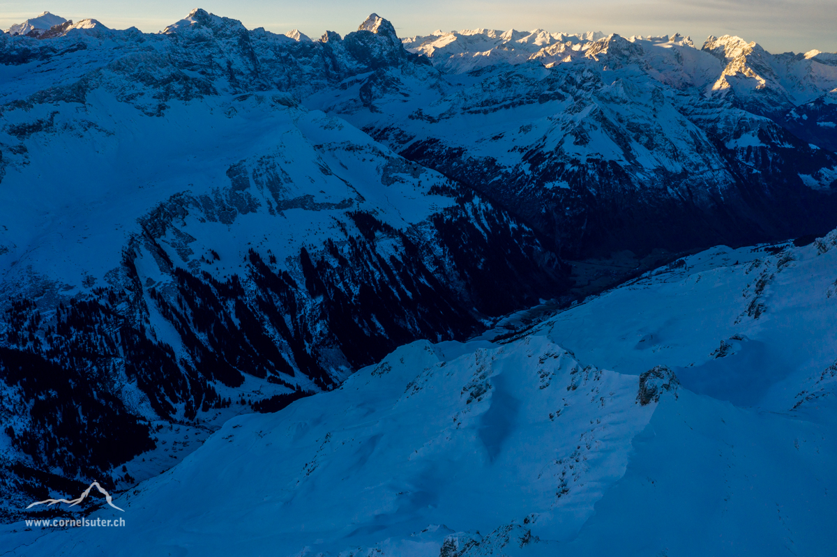 und mit Tiefblick zum Schächental.