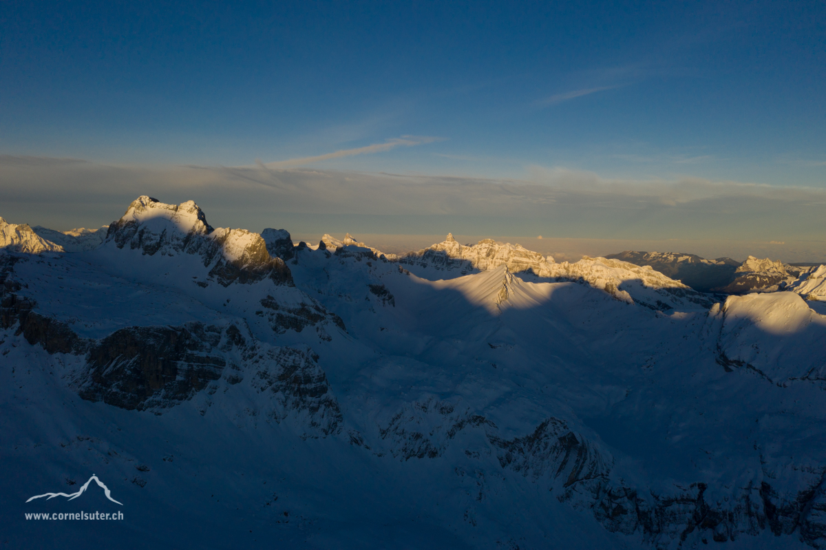 Links die Schächentaler Windgällen, rechts unten das Alplerhorn 2379m.