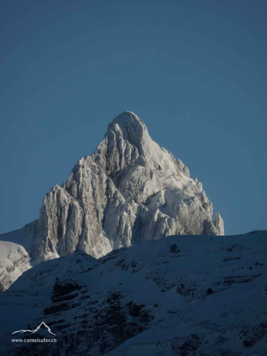 Auch bei der Abfahrt zieht es meine Sicht zum Höch Turm 2666m.