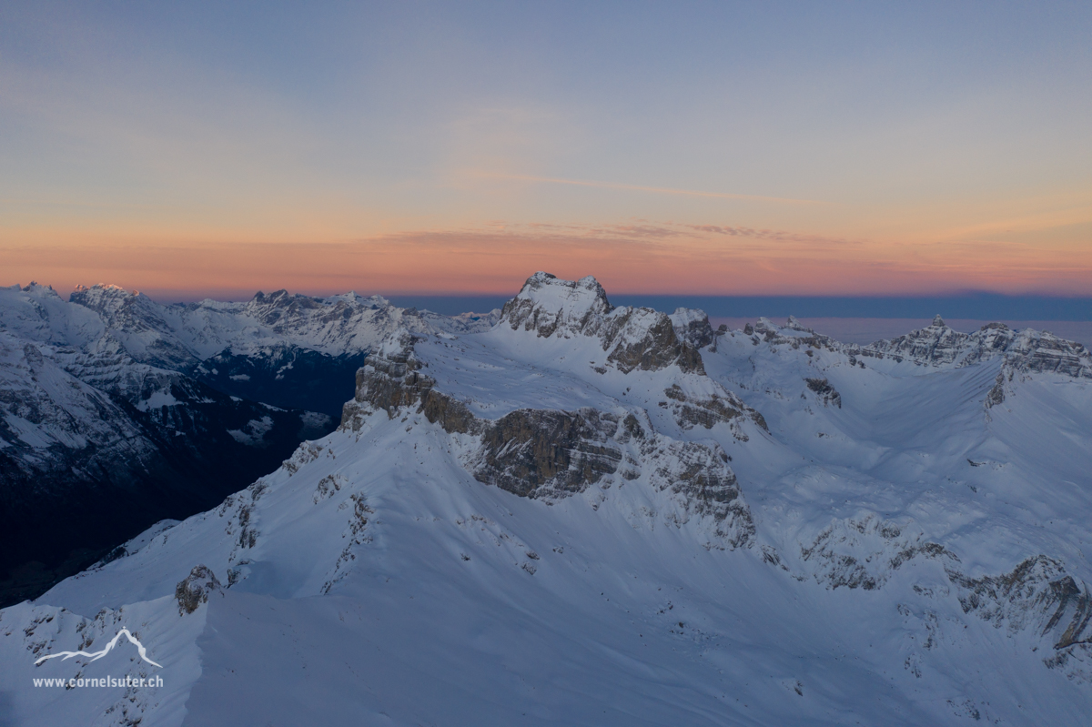 Flugbild, links unten das Schächental, mitte die Schächentaler Windgällen 2764m.