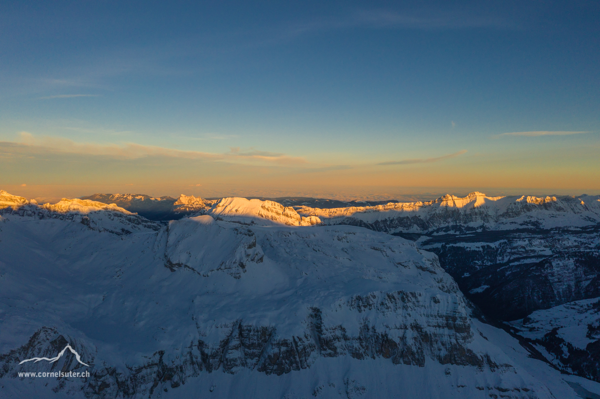 Flugbild mit Sicht zum Wasserberg, die Mythen, rechts der Heuberig, usw....