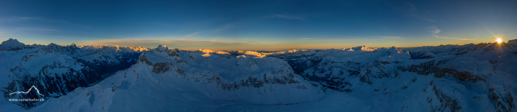 Sonnenaufgang Flugbild, links das Schärhorn, bis rechts zum Bocktschingel.