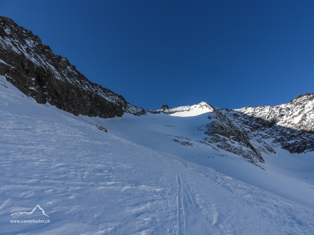 In vielen Spitzkehren hinauf beim Kartigelfirn zum Skidepot. Mitte oben der Turm das Rohrspitzli 3220m.