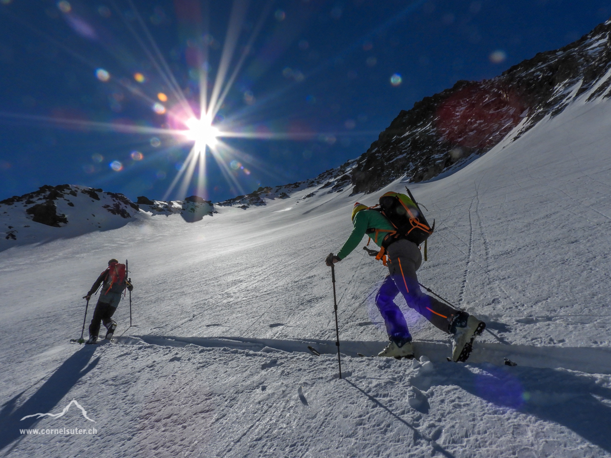 Auf ca 2400m haben wir diesen tollen noch unverfahrenen feinster Pulverschnee Hang gefunden, da wir noch früh (10:55Uhr) dran sind steigen wir hier nochmals 400hm hinauf.