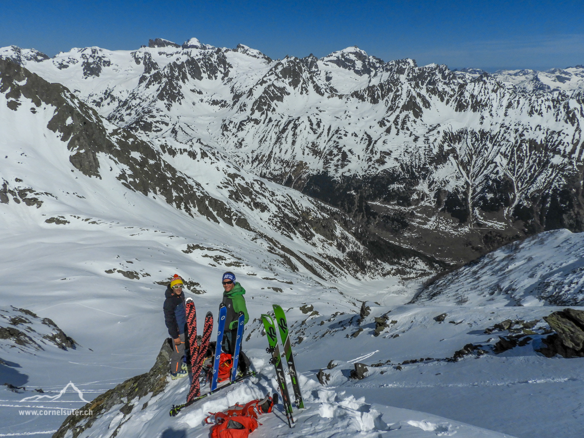 Nach diesen 400hm Aufstieg, Glücklich und stolz sind wir und freuen uns usinnig auf die bevorstehnde Pulverschnee Abfahrt