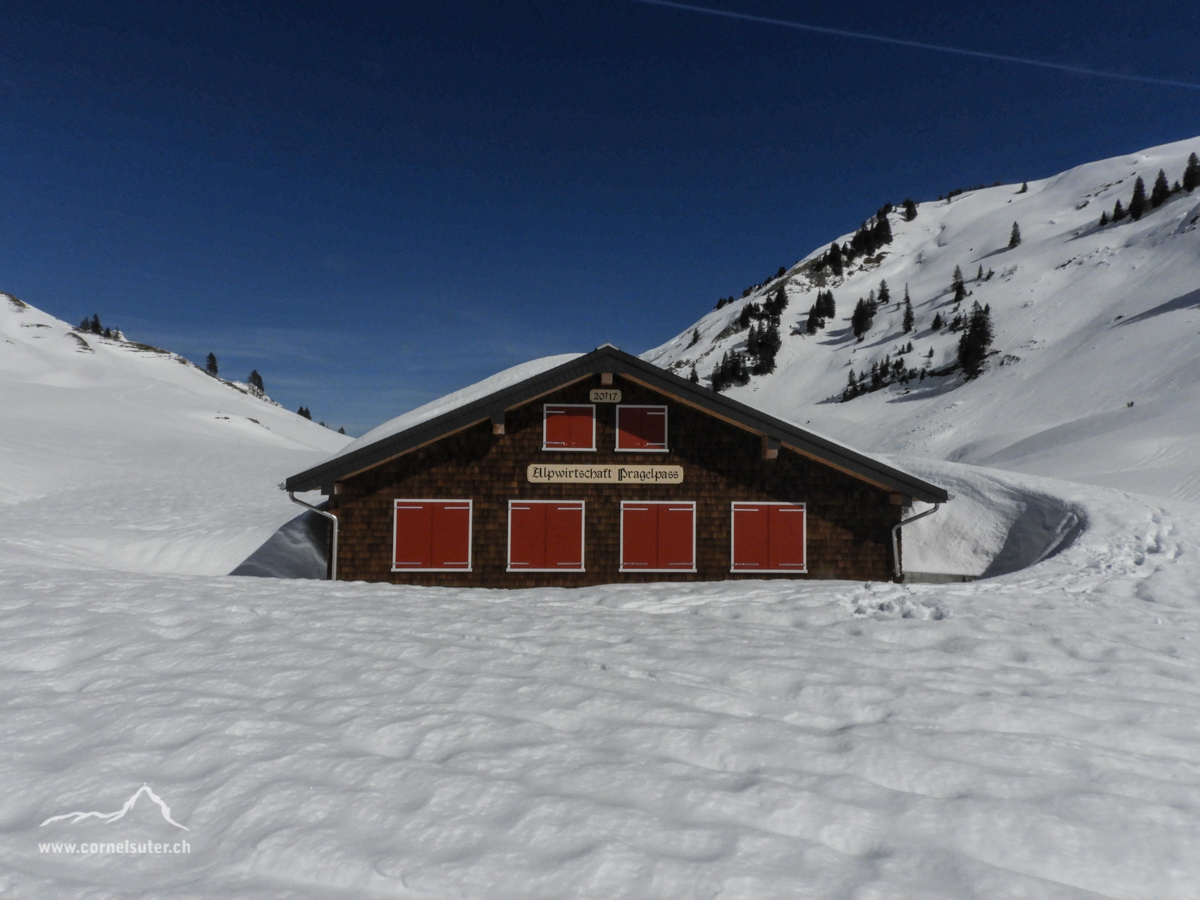 Restaurant Pragelpasshöhe, noch tief im Winterschlaf (Homepage)