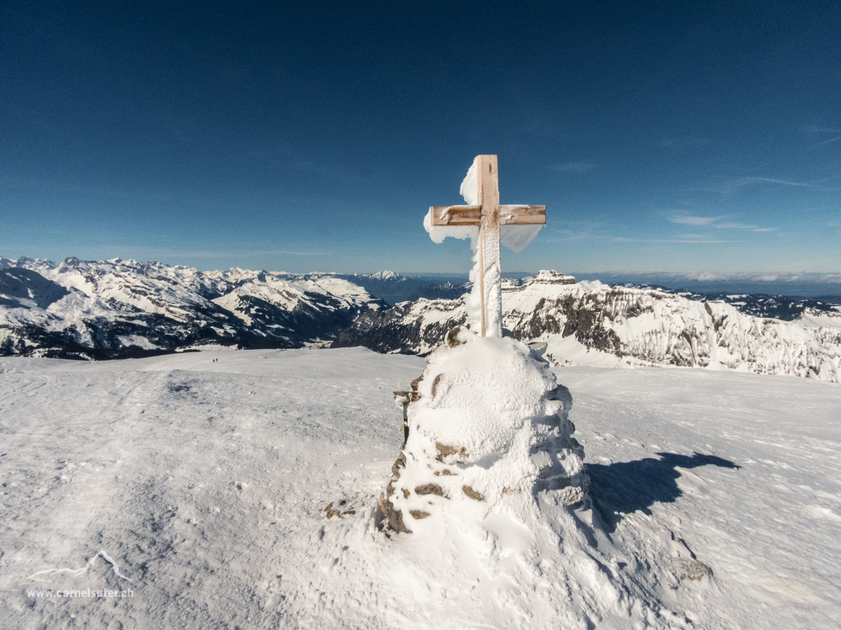 Das Gipdelkreuz auf der Twäränä...