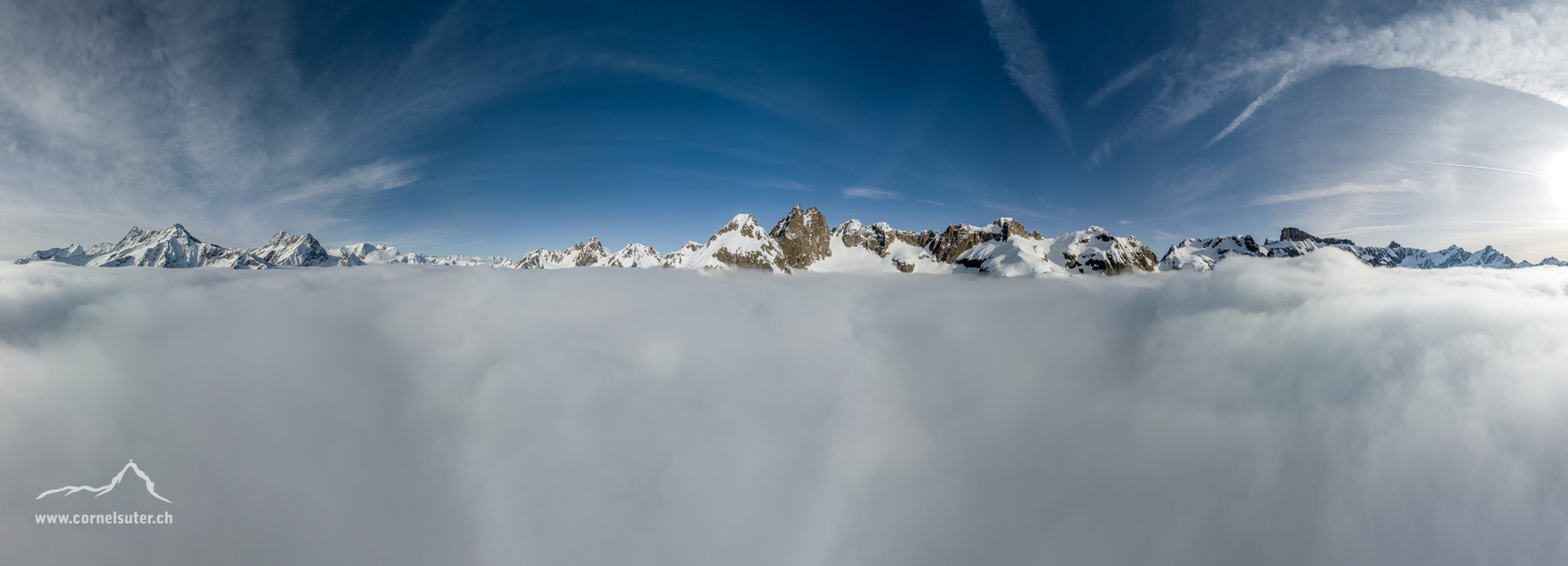Flugpnao Bild über dem Nebel.