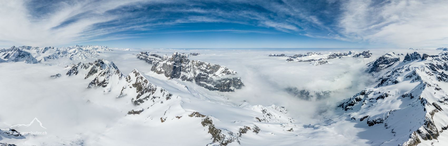 Flugpano, links das Sustenhorn bis nach rechts zu den Spannörtner.