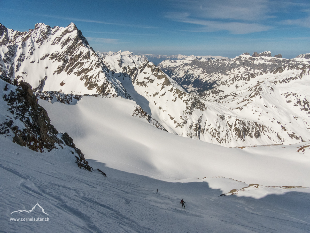 Abfahrt zum Tschingelfirn, welch Imposante Kulisse. Links oben das Vorder und Chli Sustenhorn, rechts von der Bildmitte der Sustenpass.