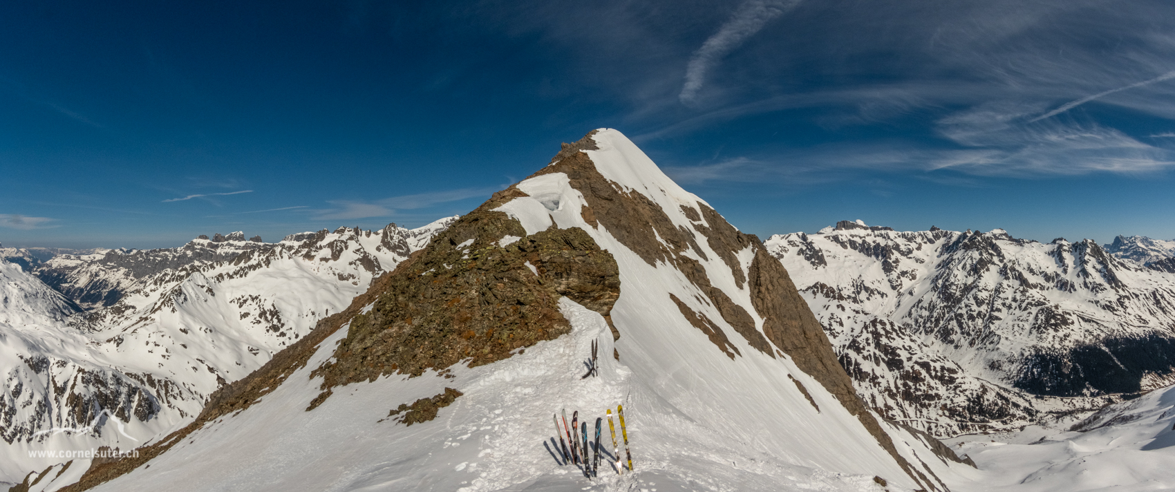 Das Chli Griessenhorn, links hinten der Sustenpass, rechts unten das Meiental