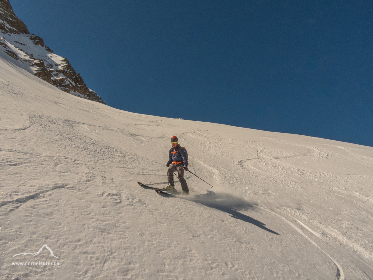 Toller Pulverschnee in den Schattenhängen.