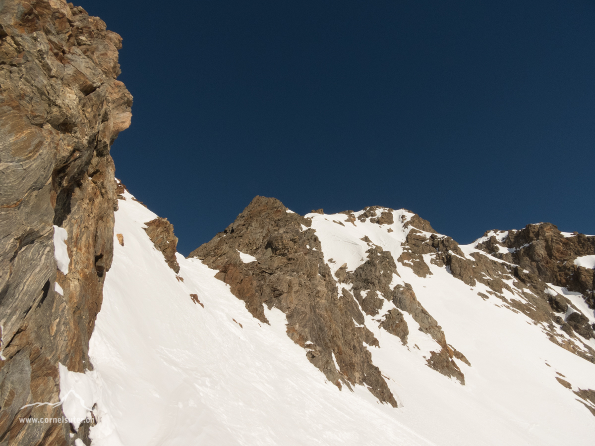 Wenig unterhalb bei der Lücke, die Ski aufbinden und zu Fuss weiter