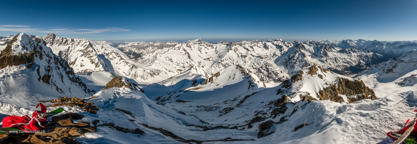 Panobild auf dem Stucklistock, Links hinten das Sustenhorn bis nach rechts unten zum Meiental.