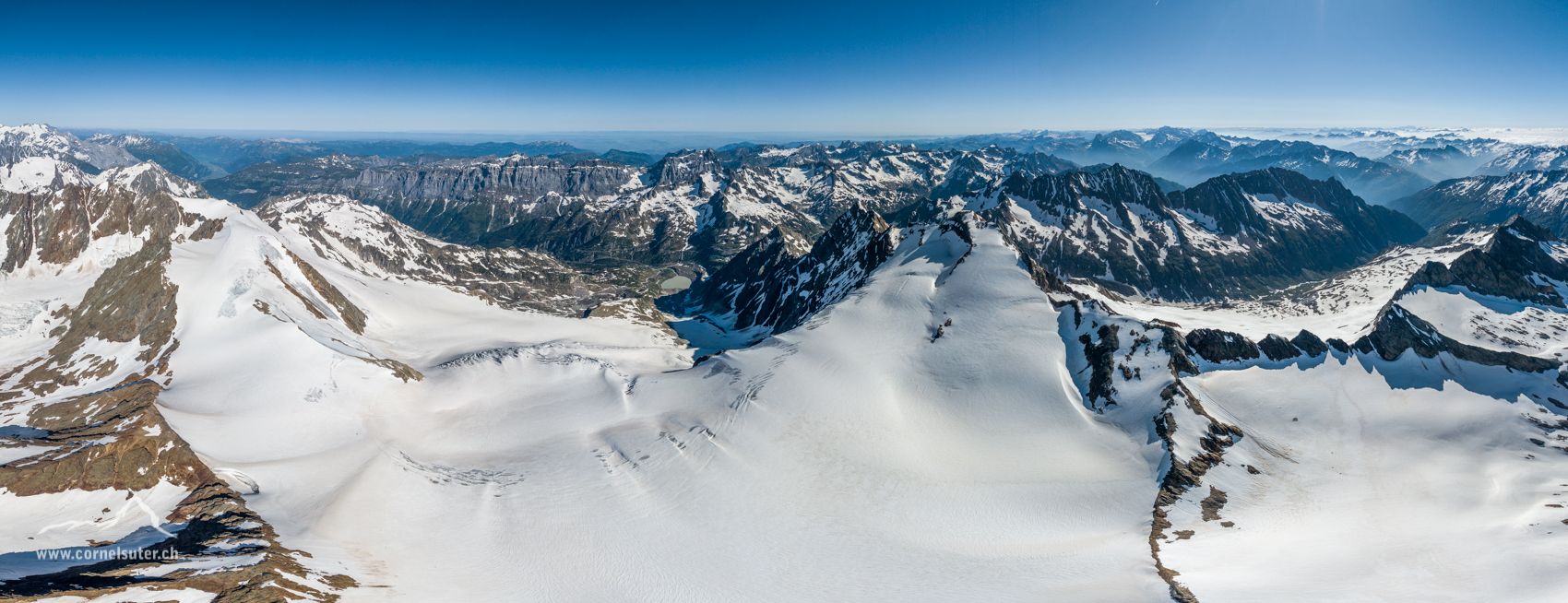 Flugpanobild linsk das Gwächtenhorn bis nach rechts zum Sustenhorn und Voralptal.