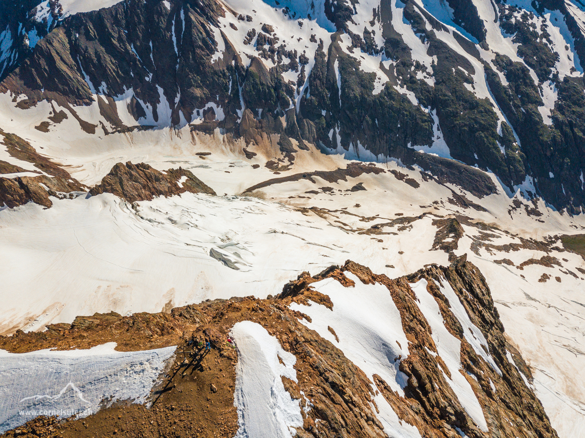 Das Sustenhorn aus der Luft mit sicht hinunter über den Ostgrat (Klick Bericht lesen)  zum Voralptal 