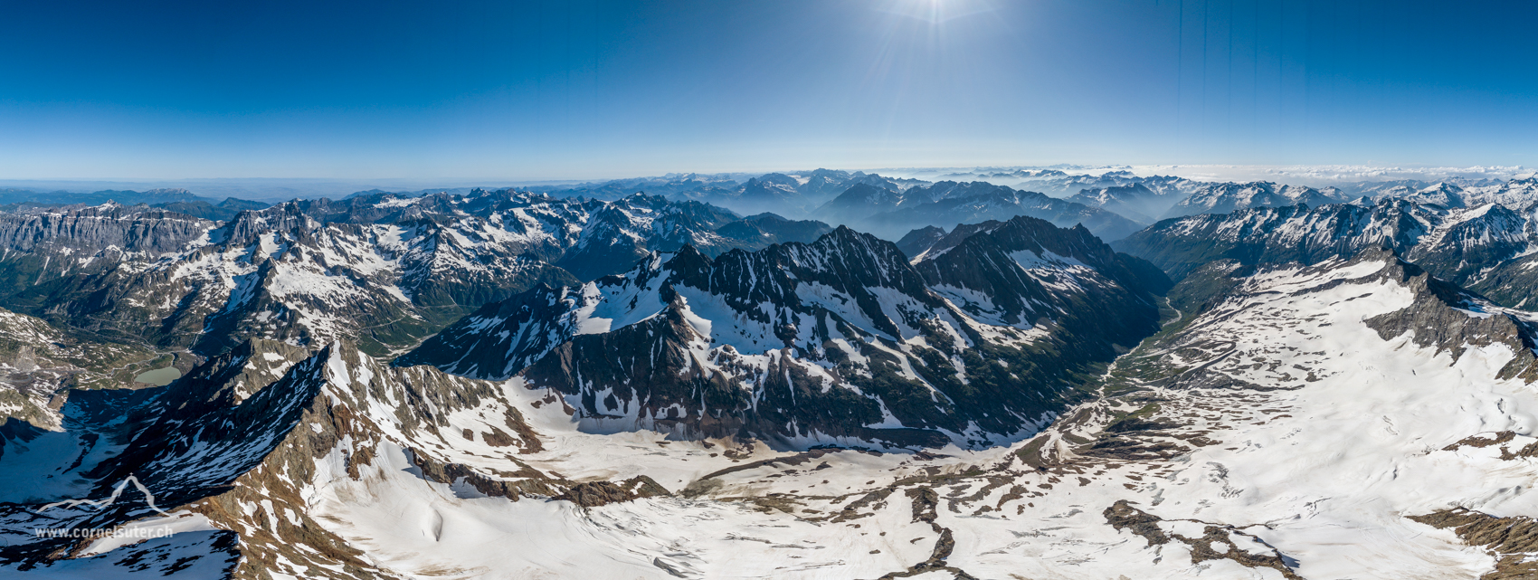Flugpanobild, links das Gadmertal mit Steisee, nach rechts zum Meiental und Voralptal.