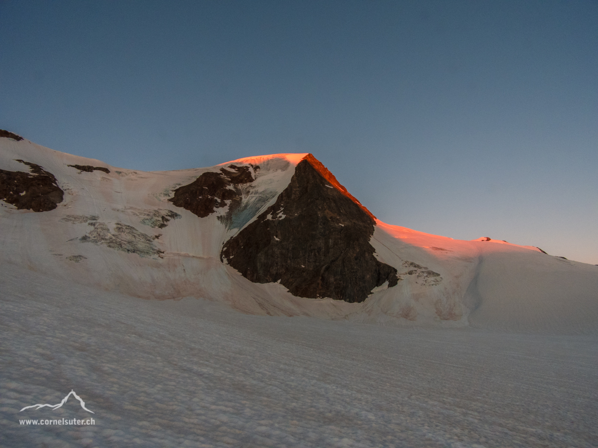 Die ersten Sonnenstrahlen am Gwächtenhorn 3420m.