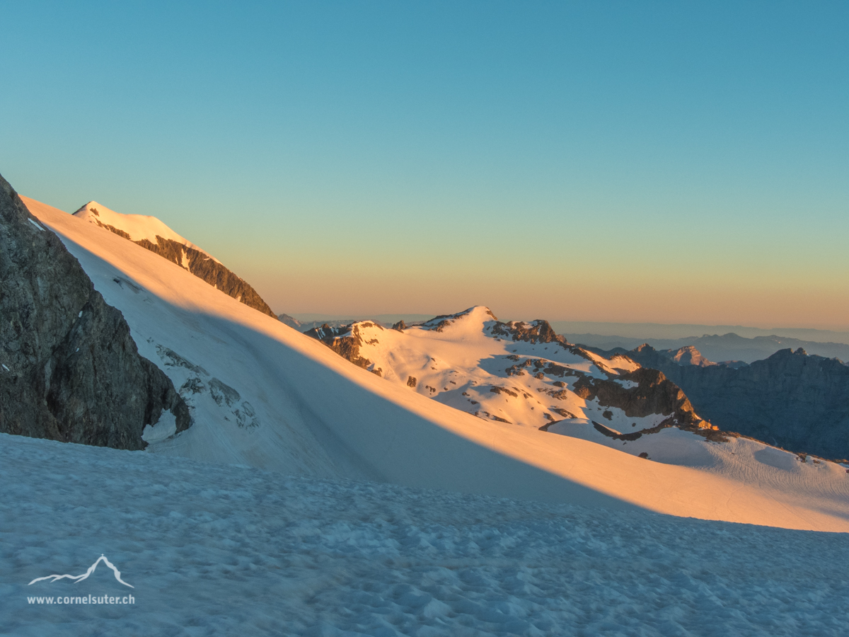 Vorder Tierberg und Giglistock und SAC Tierberglihütte.