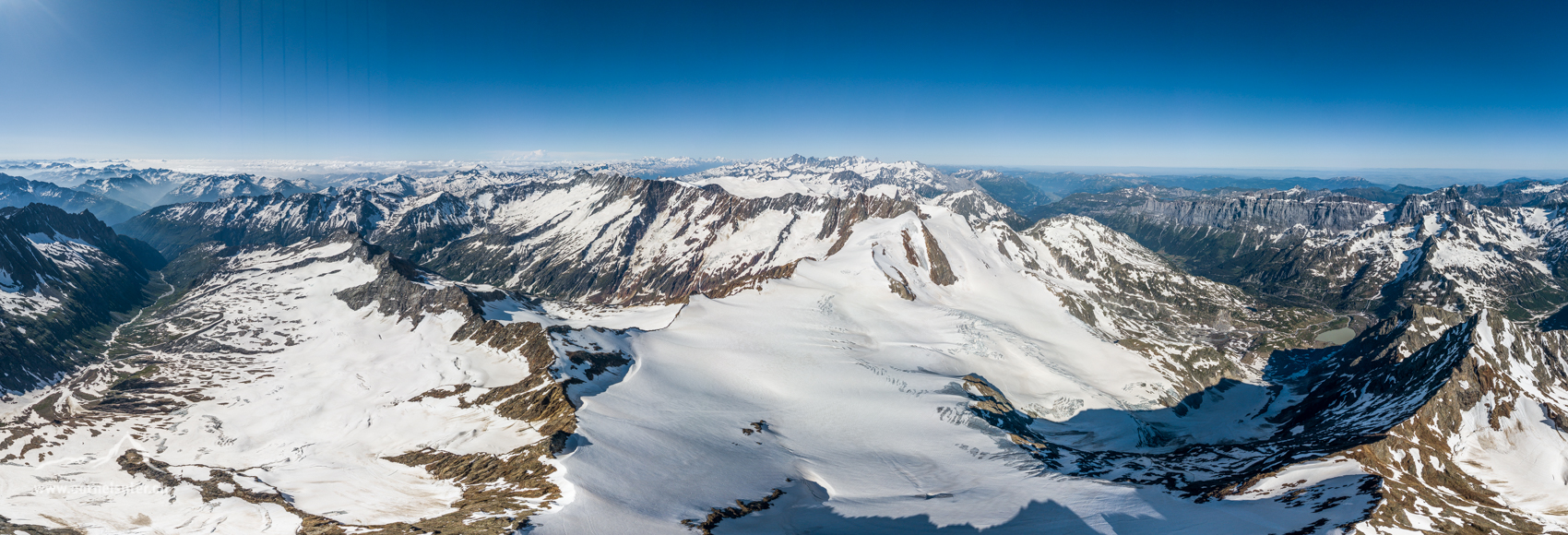 Flugpanobild, links das Voralptal, bis nach rechts zum Gadmertal.