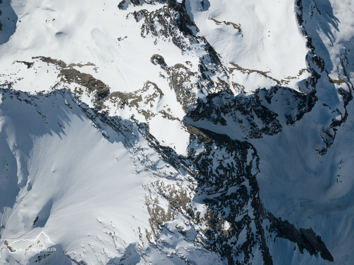 Mitte Bild der Gipfel des Winterstock, etwas rechts das markante grosse Südwest Couloir.