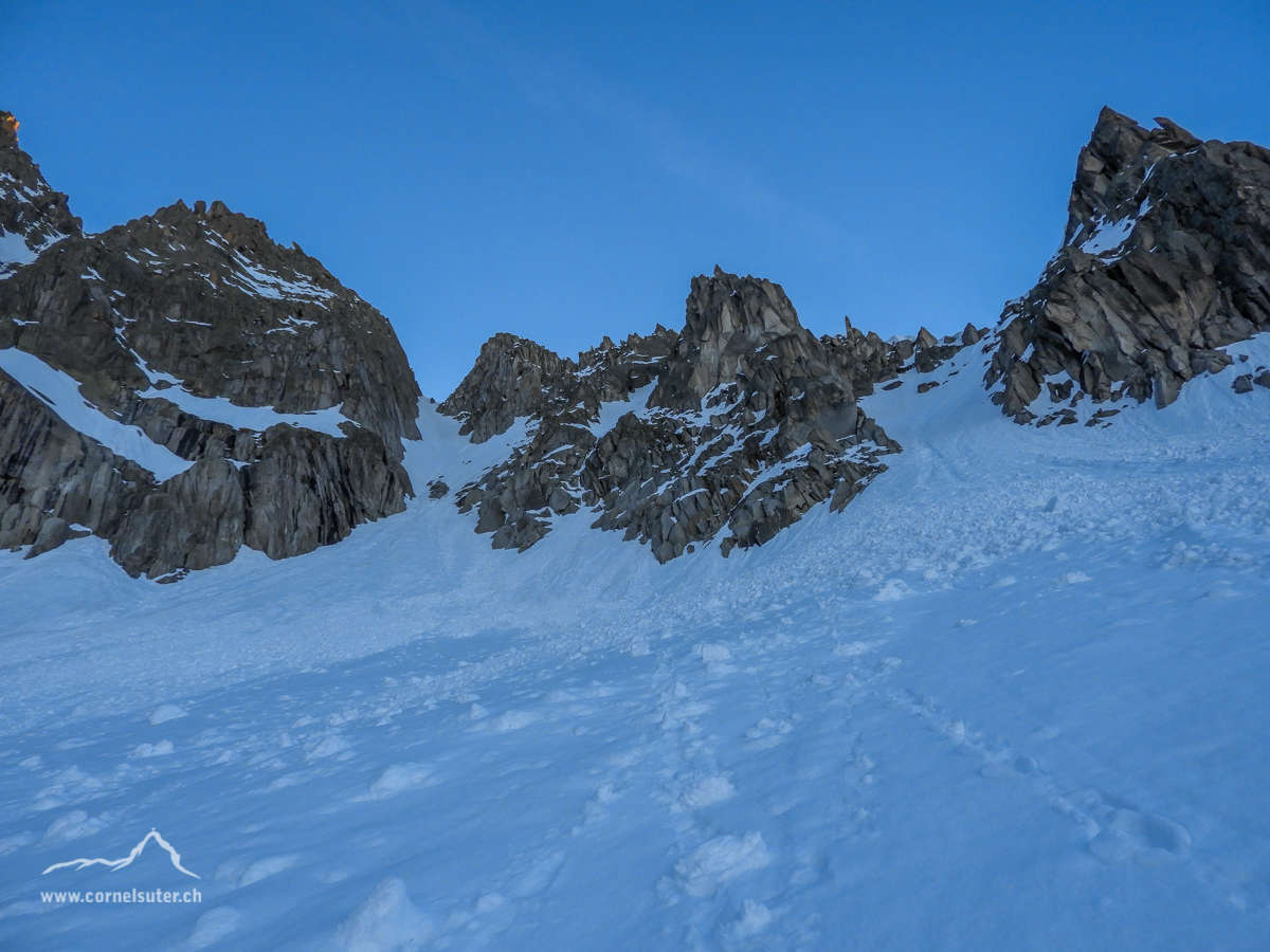 Südwest Couloir 40°-45° steil.