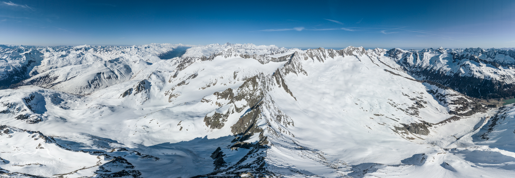 Flugpanobild, rechts unten der Göscheneralpsee, bis nach links zur Region Lucendro usw...