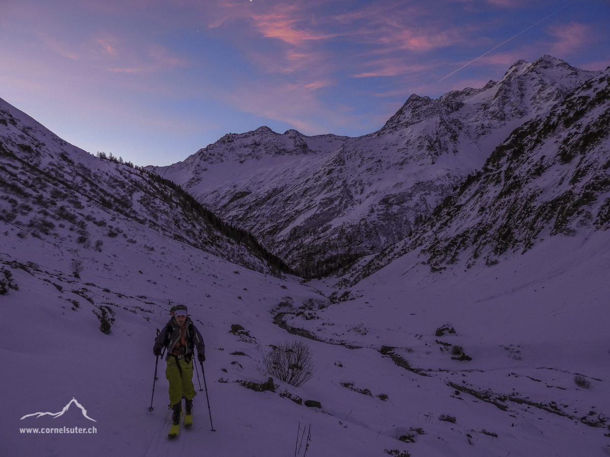 Neujahrs Morgenstimmung am Aufstieg im Seitental der Chlialp.