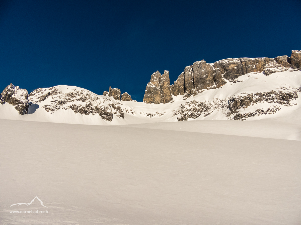 Auf dem Rossfirn mit Sicht zum Wintertürmli 3003m.