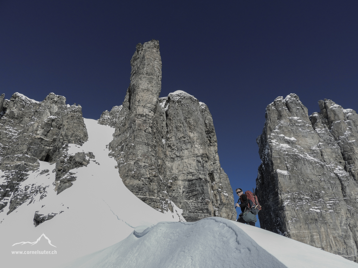 Anstieg zum Skidepot, anschl durch das Couloir hinauf steigen.