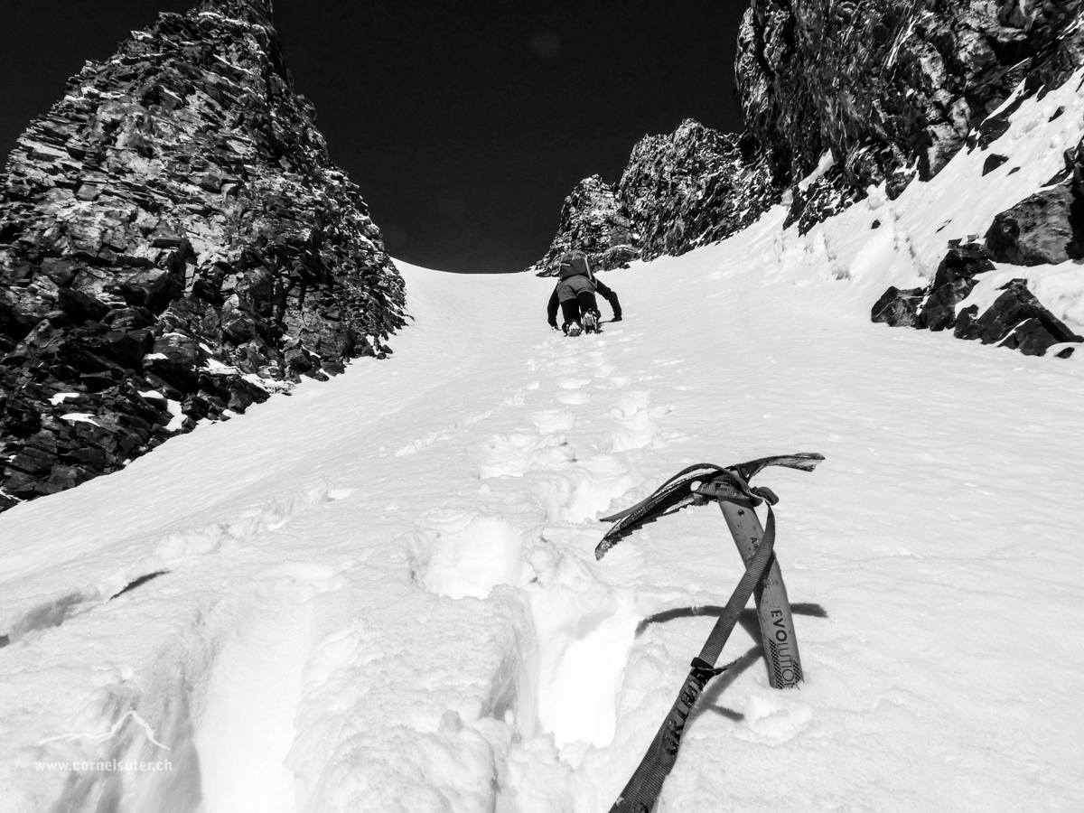 Fussaufstieg im Couloir bis 51° steil.