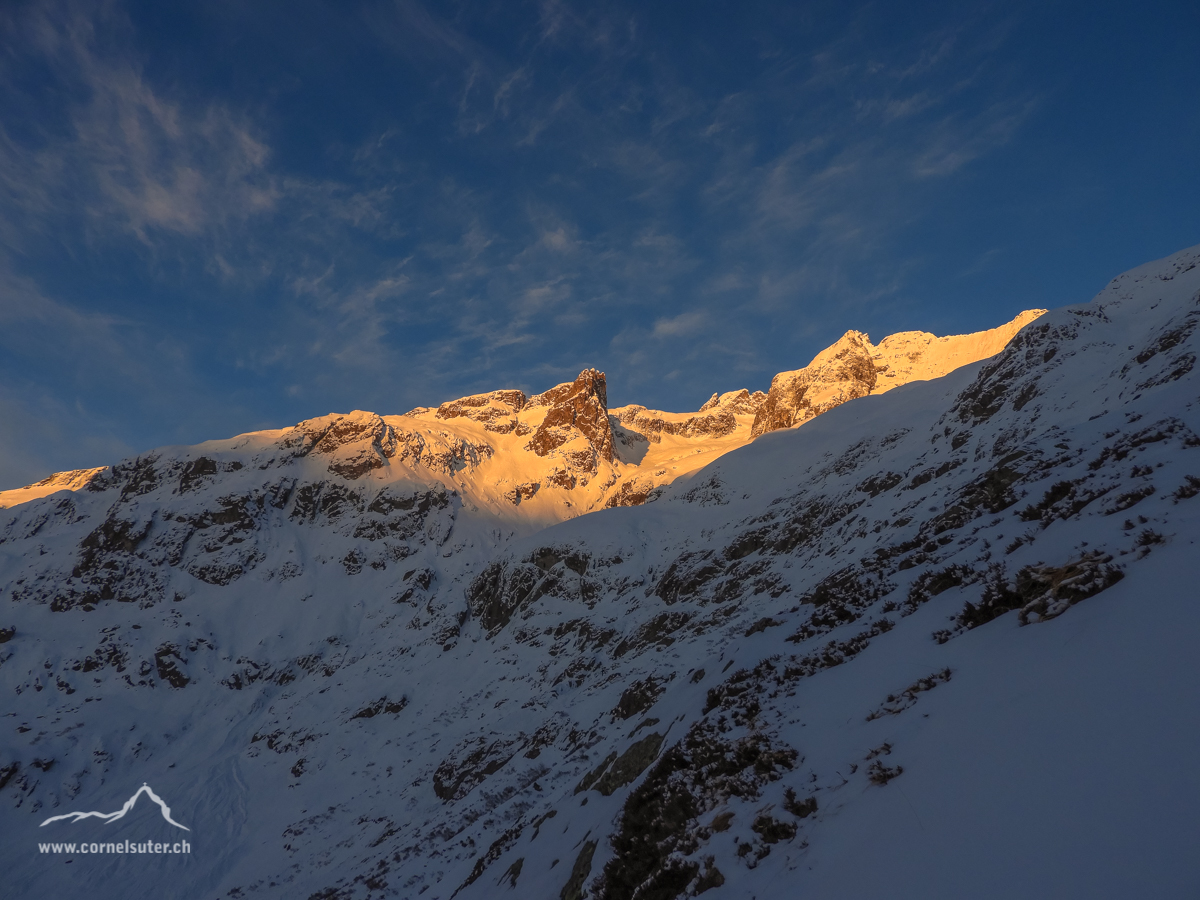 Die ersten Sonnen Strahlen des 2019 erleuchten die Berge.