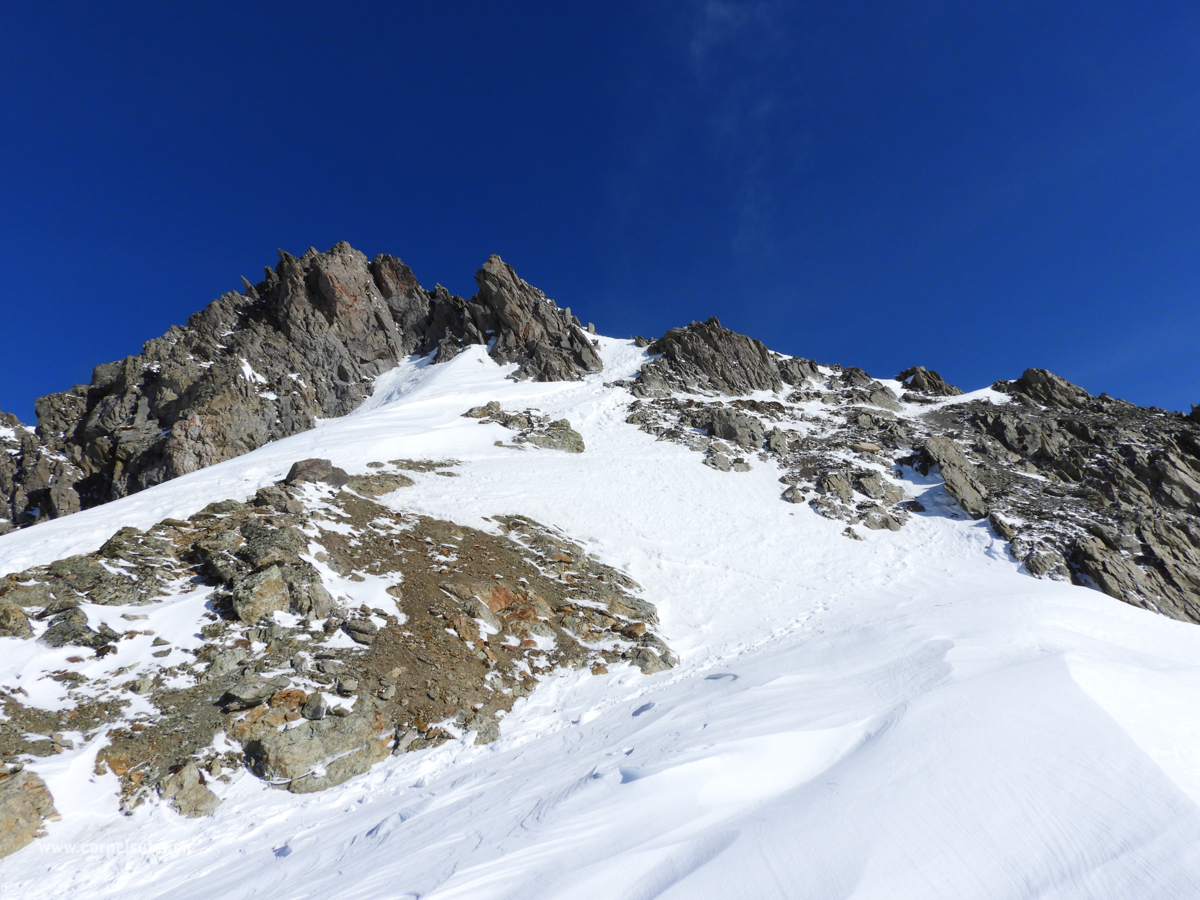 Doch hier heisst es nochmals kurz die Ski tragen, zu wenig Schnee