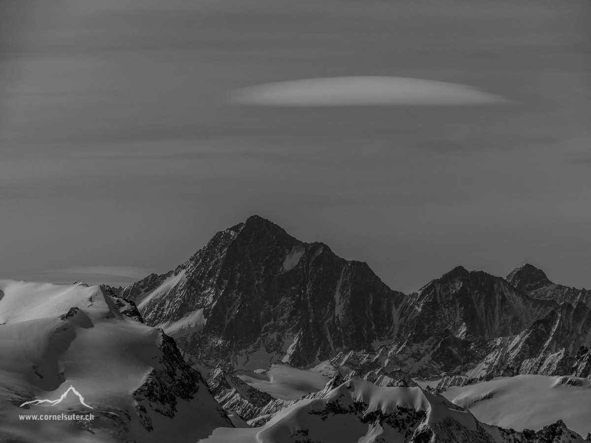 Ein UFO über dem Finsteraarhorn 4274m.