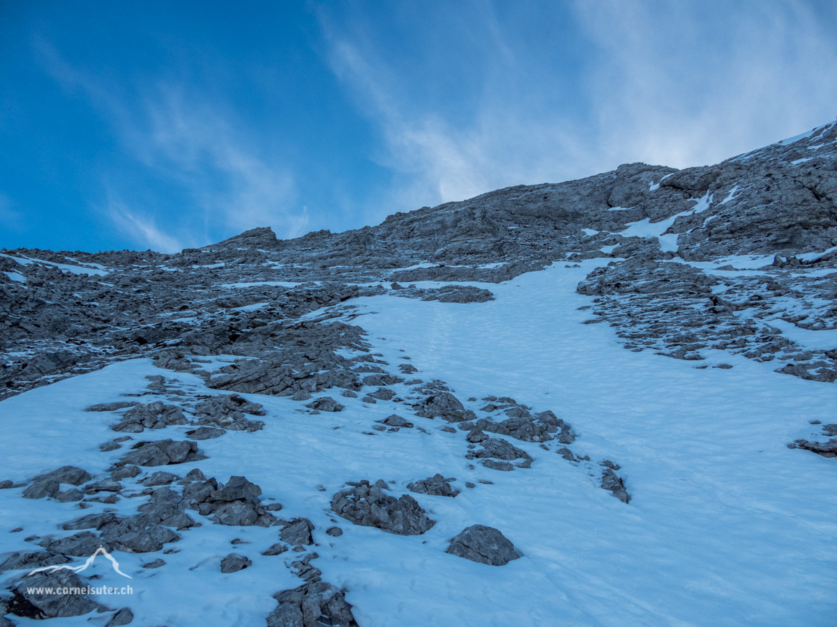 In der oberen Hälfte sehr wenig Schnee auf den brüchigen und lockeren Felsen, Sicherungsmöglichkeiten kaum vorhanden.....