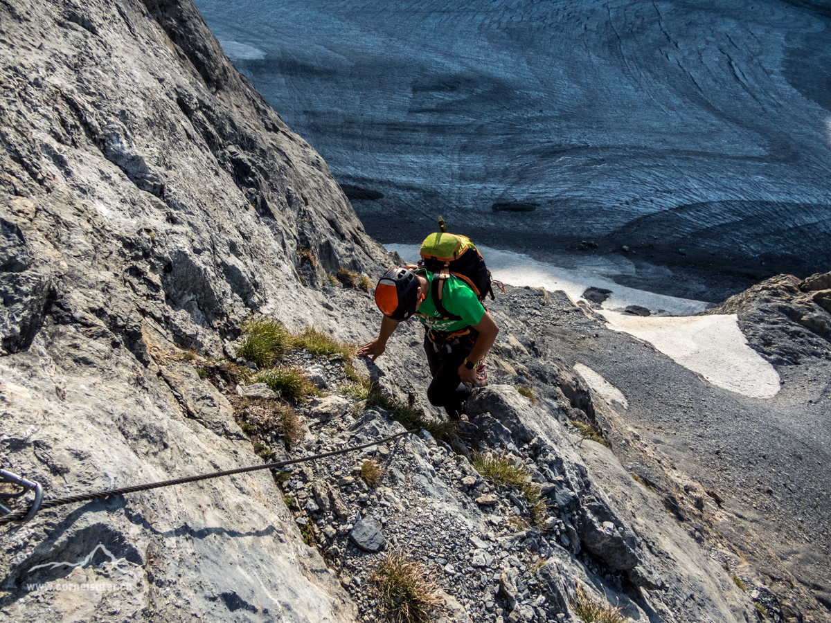Alte Stahlseile zeugen von einem alten Klettersteig.