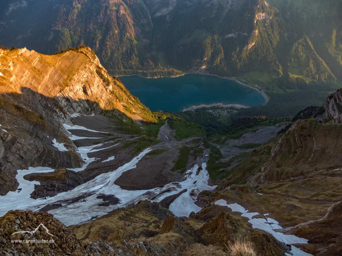 Der Klöntalersee 1400m weit unten.....