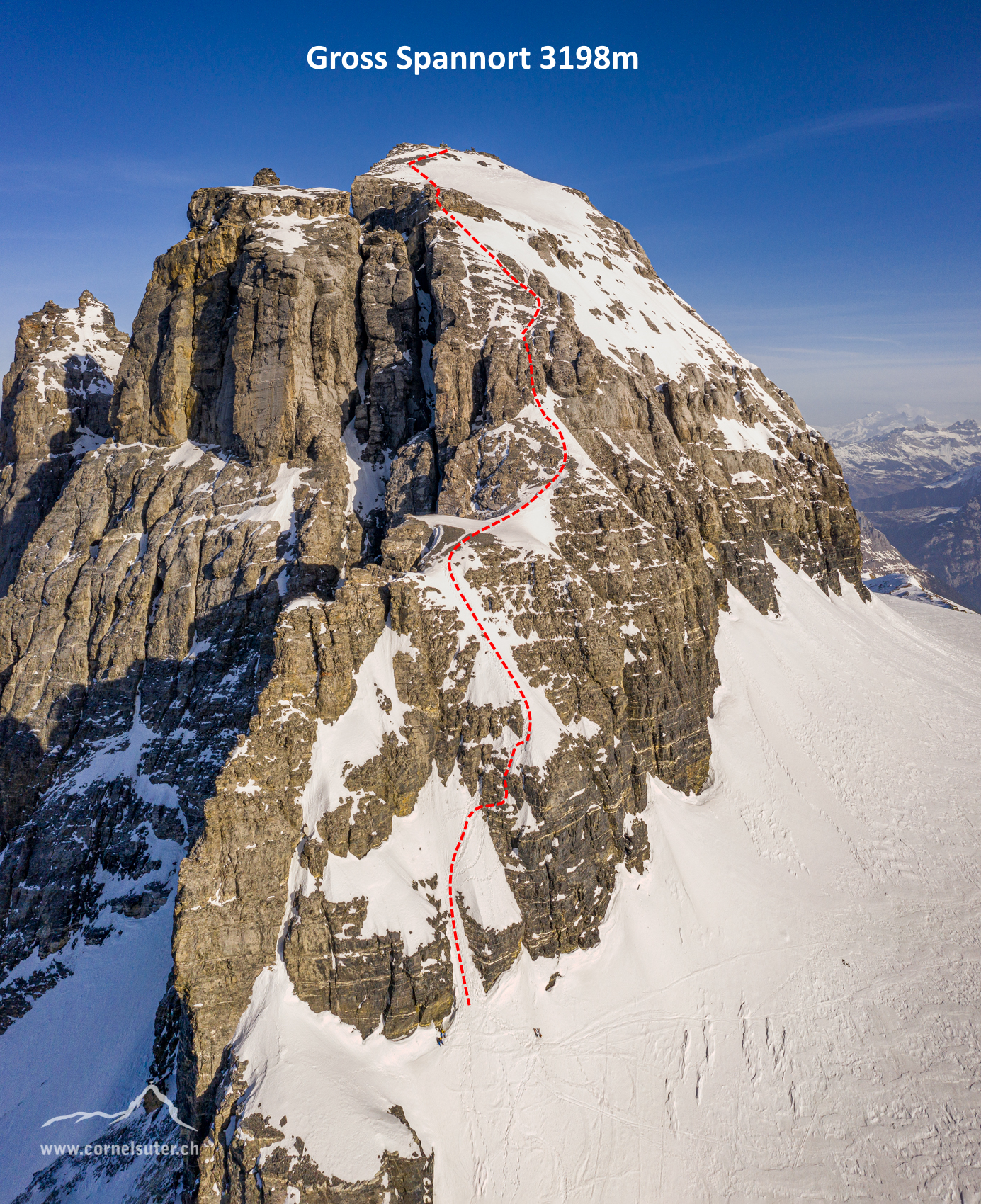 Flugbild zum Gross Spannort 3198m und ca der Fussaufstieg.