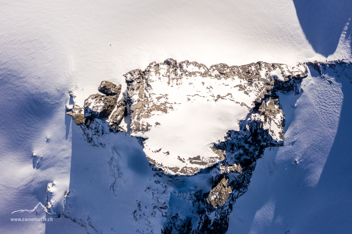 Der Gross Spannort 3198m senkrecht aus der Luft, der Aufstieg erfolgt rechts im Bild.