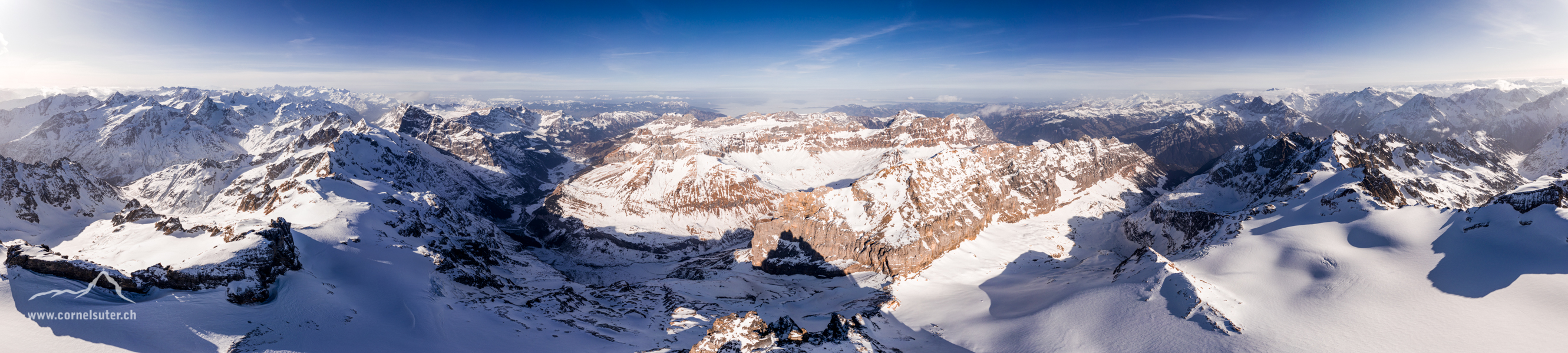 Flugpanoramabild, links unten das Meiental, nach rechts sicht zum Engelbergertal, weiter rechts sicht hinunter zum Erstfeldertal.