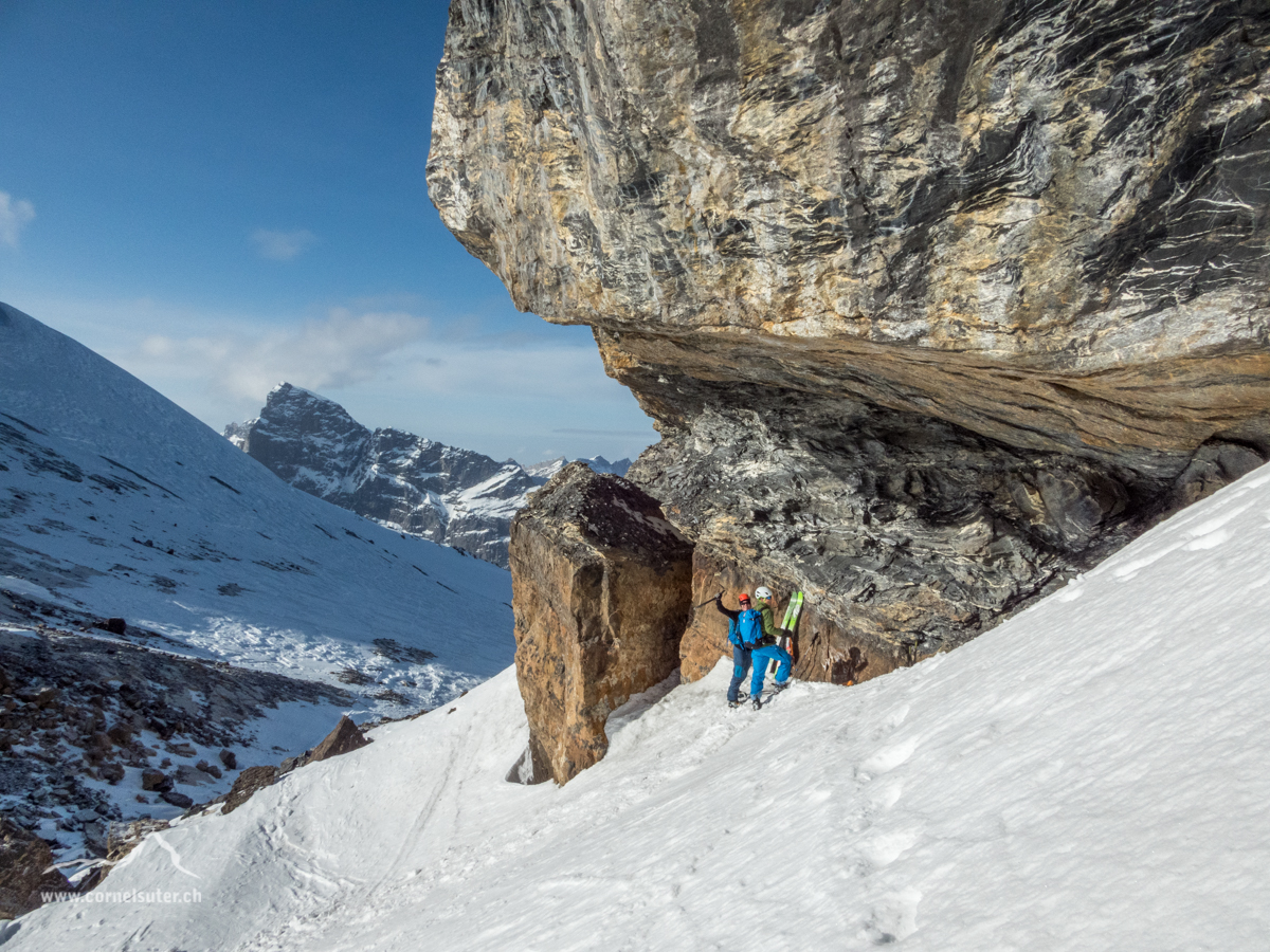 Wieder zurück beim Skidepot, ein grosser Felsvorsprung schütz uns vor möglichen Steinschlag.