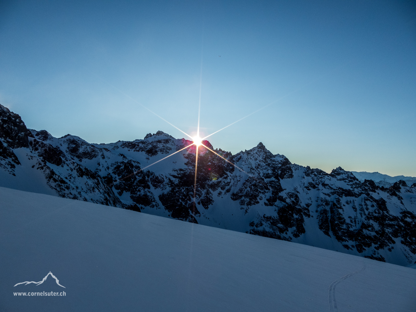 Immer wieder herrlich dieser Moment wenn die Sonne über einen Grat aufgeht.