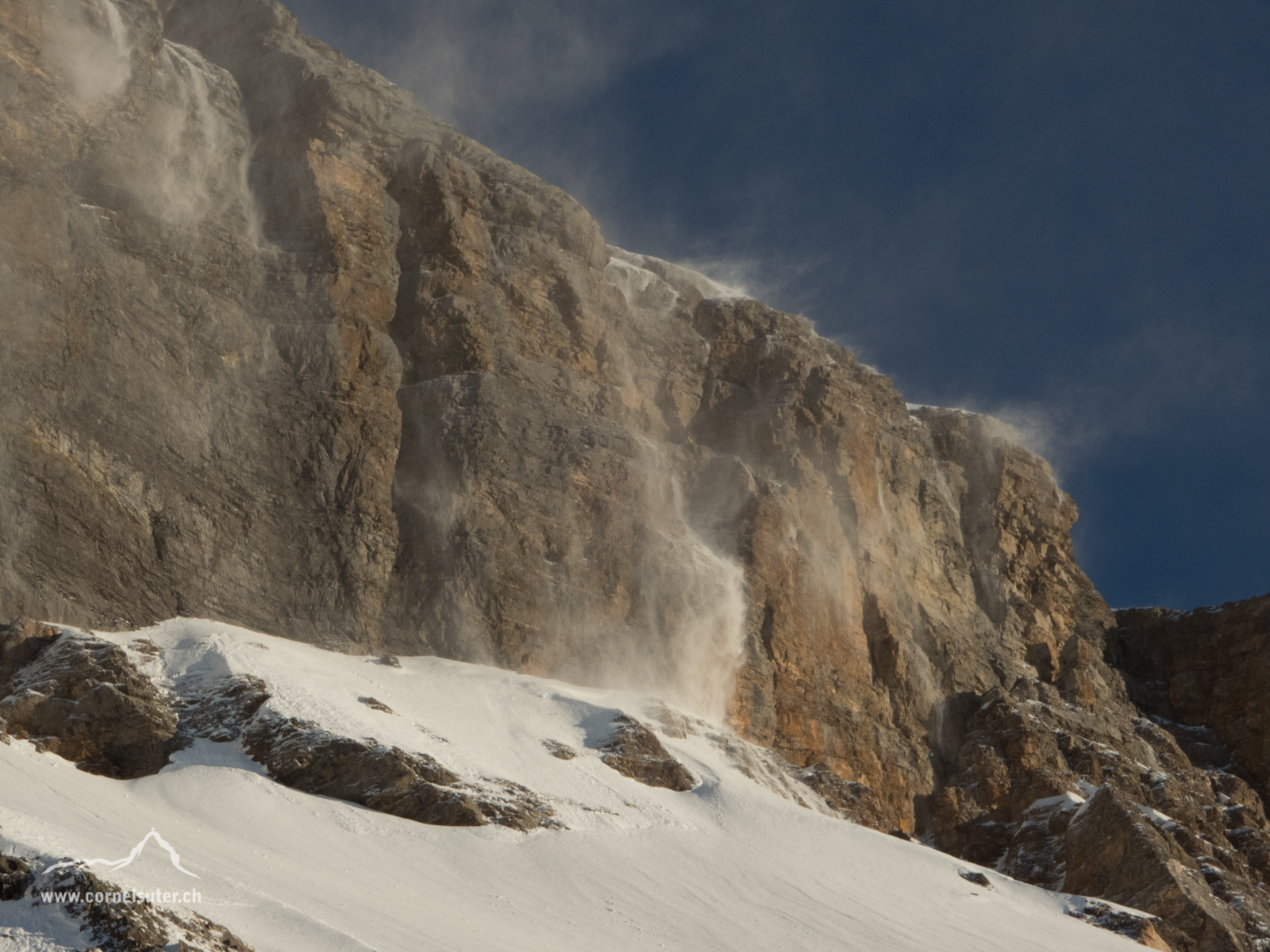 Ach ja, es war ziemlich windig und kalt. Spindrift am Chli Spannort