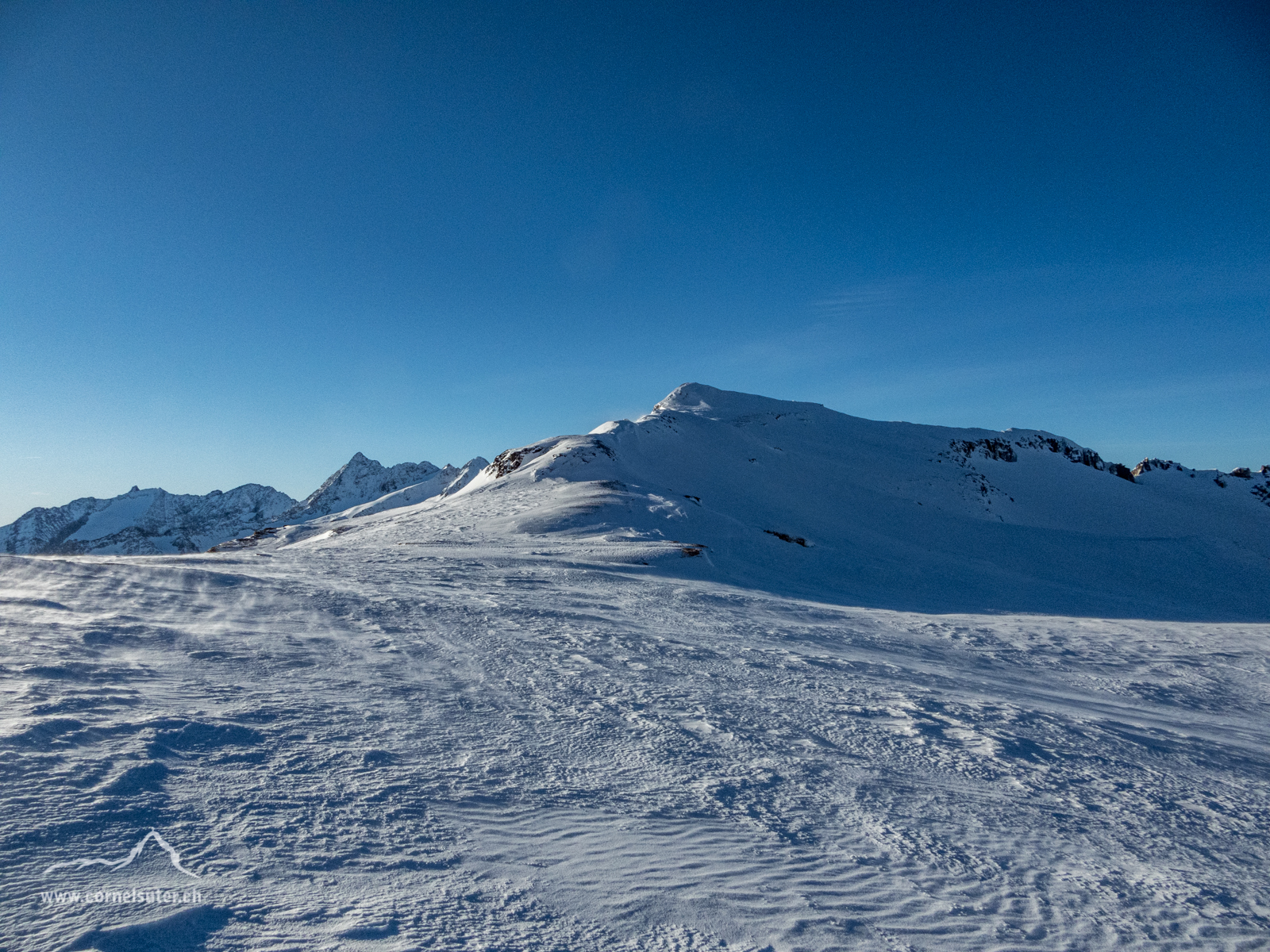 Ankunft beim Chüefadpass 2896m, starker Wind zischt vorbei....