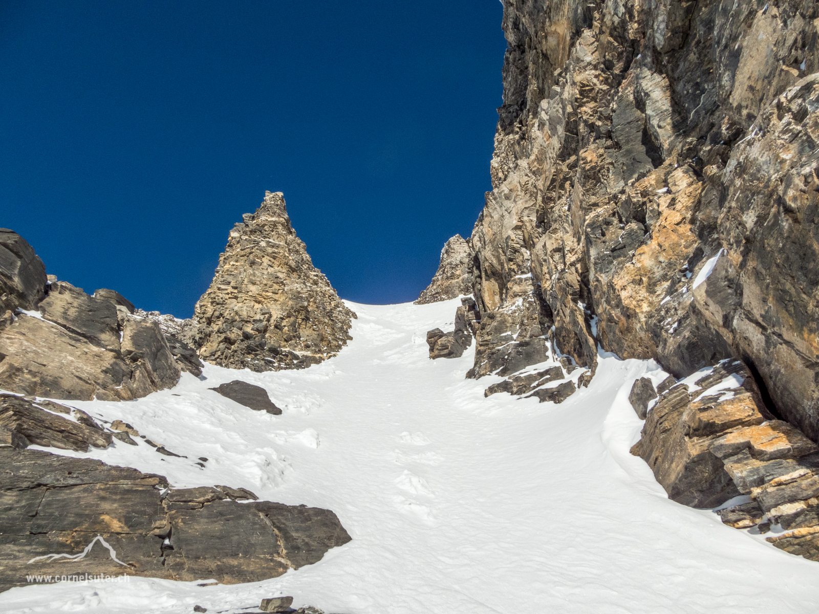 Im Couloir bis 50° steil.