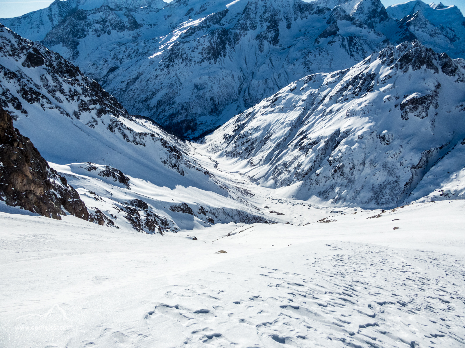 Abfahrts Variante beim Chüefadfirn mit Tiefblick zur Chlialp.