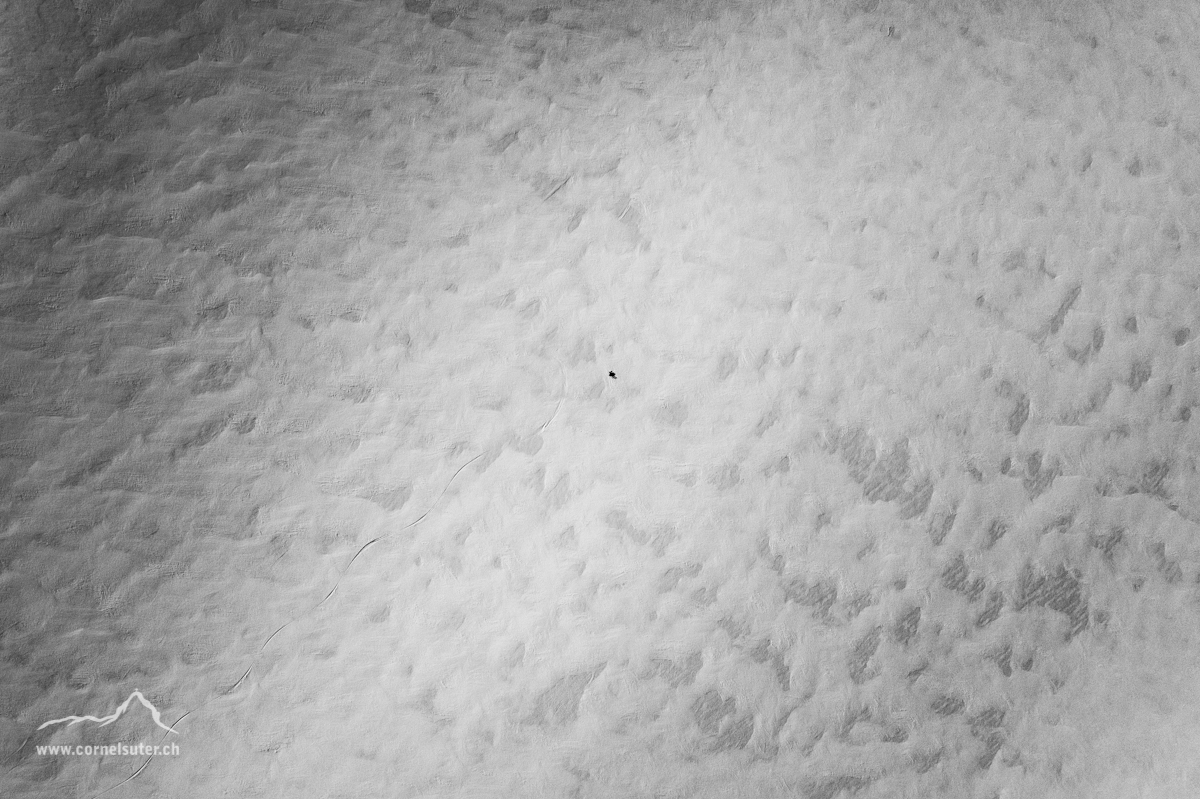 Wie klein man doch auf dem Rhonegletscher ist, zeigt diese Flugbild. Hast du mich gefunden???